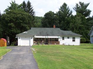 808 Broad St, Mount Hope, WV 25880