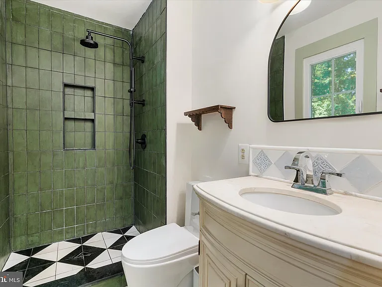 210 S Hughes St — Photo 10