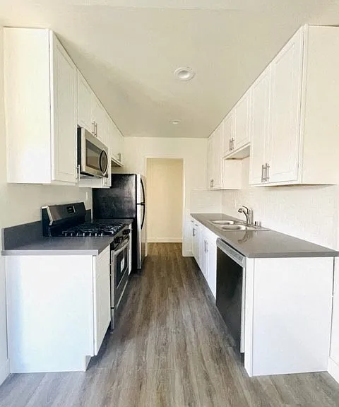 2311 S Bentley Ave — Photo 8