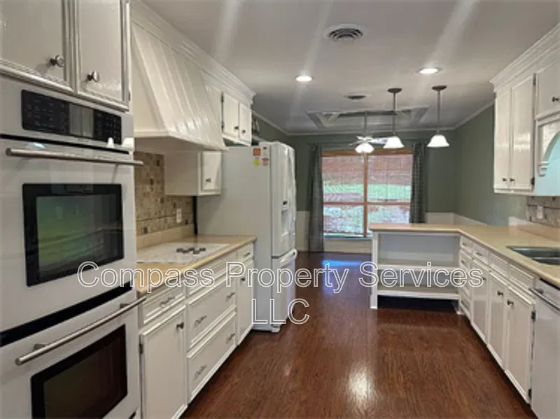 4 bed, 3.0 bath, 2588 sqft, $2,800 — Photo 3