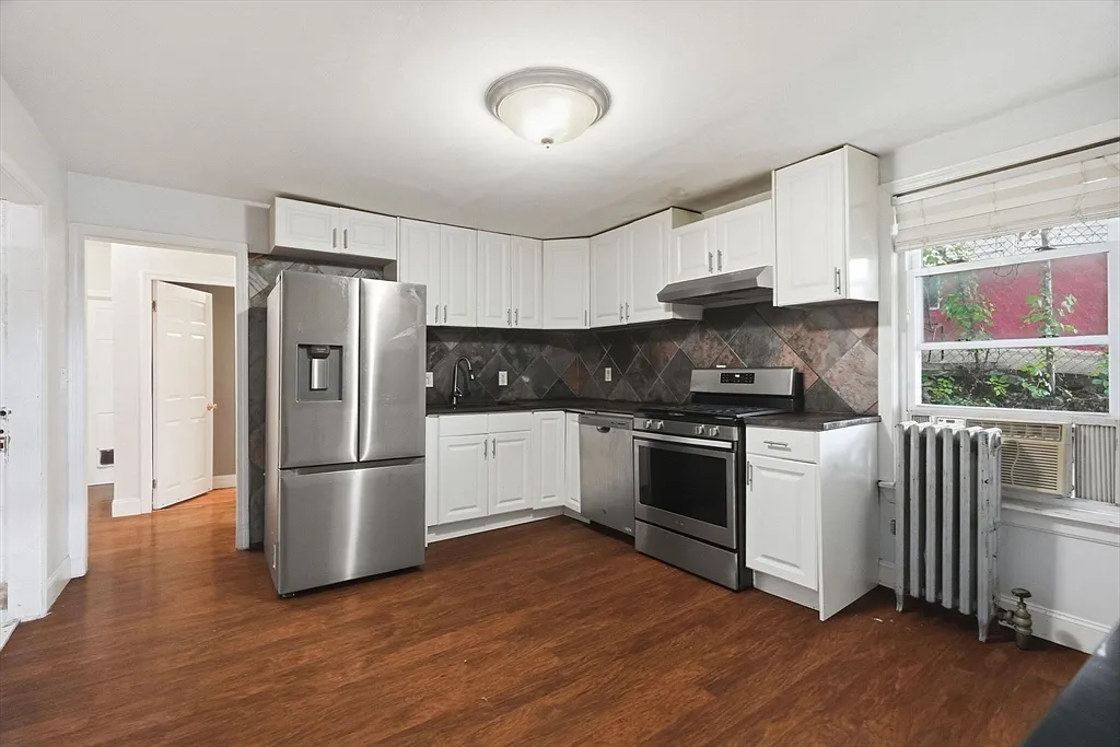 3 bed, 1.0 bath, 1034 sqft, $2,500 — Photo 2