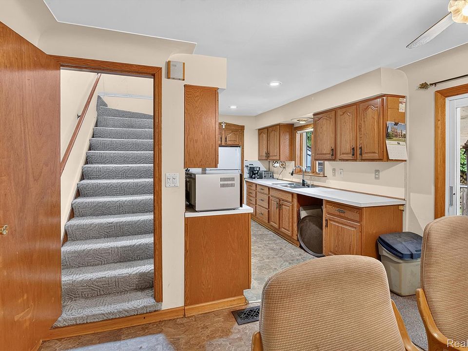 23276 Annapolis St, photo 8