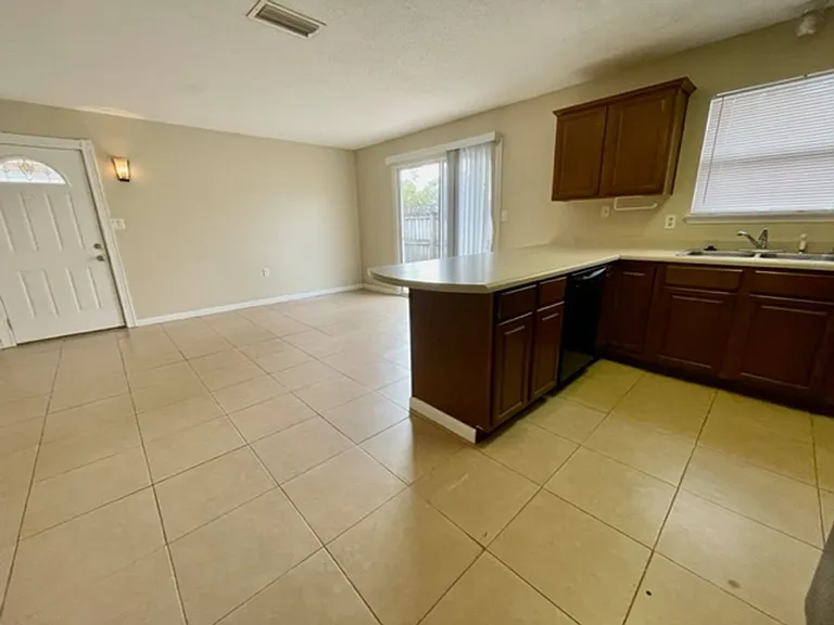 611 Carnathan Ct — Photo 4