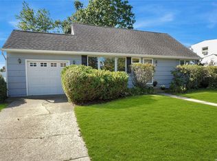 9 Hunter St, Hicksville, NY 11801