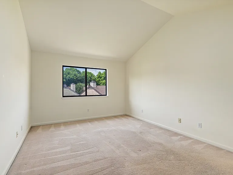2435 Bedford St #21 — Photo 14