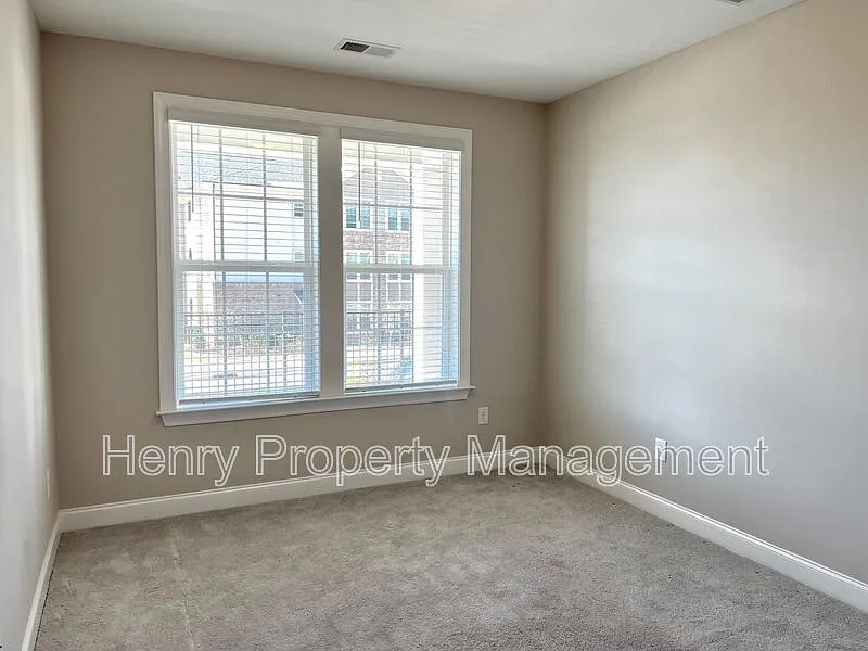 4 bed, 3.5 bath, 2465 sqft, $2,595 — Photo 4