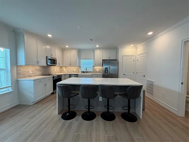 1523 W Chestnut St — Photo 2