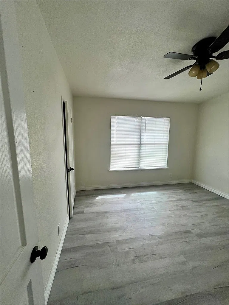 3 bed, 1.5 bath, 1189 sqft, $1,950 — Photo 4