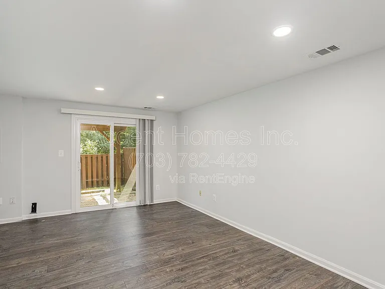 7301 Castleberg Ct — Photo 14