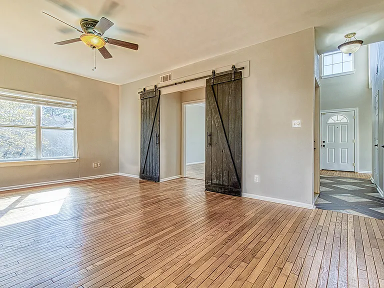 310 W Taylors Xing — Photo 23