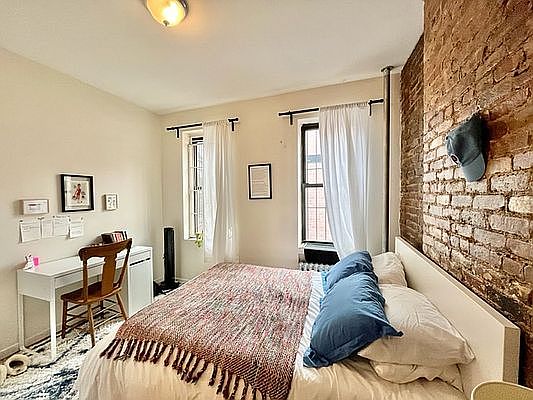 4th image of 221 E 5th St APT 10