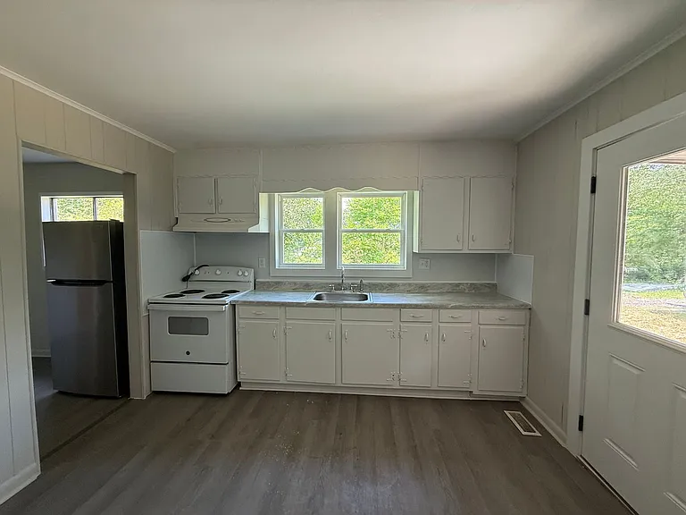 89 Susan Ln — Photo 5