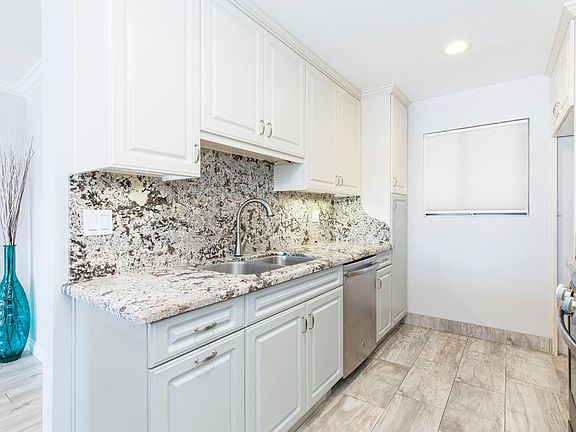 5th image of 619 E Elmwood Ave APT D