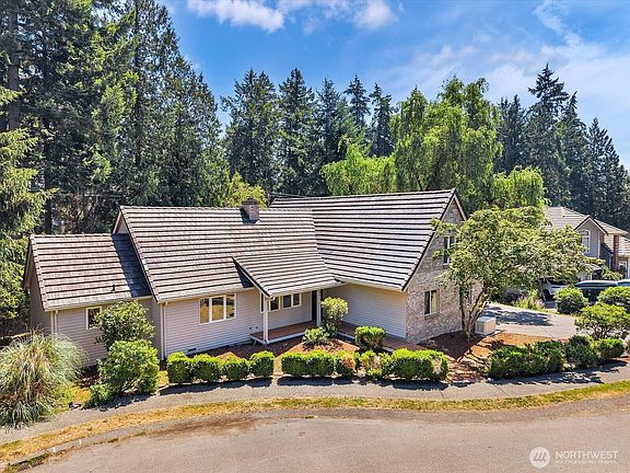 2nd image of 3851 Ambleside Lane NE