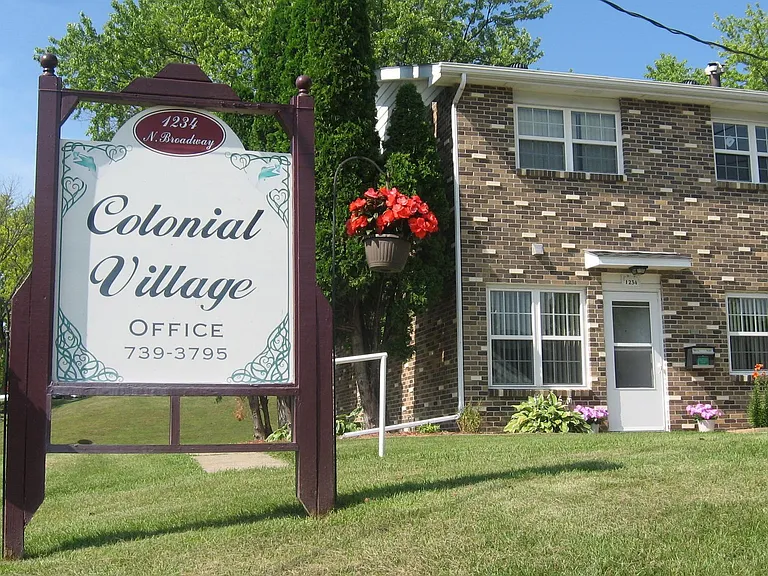 Colonial Village Apartments — Photo 15
