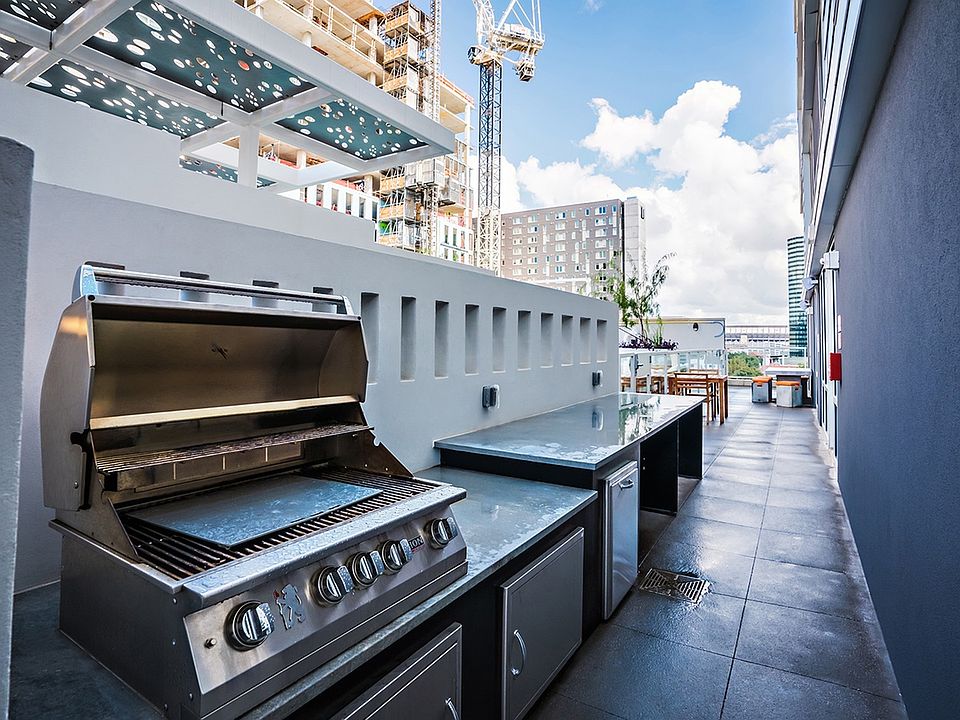 Pool - Rooftop - Resort-Style 2Signature 1909 - Luxury Off-Campus Apartments Near University of Texas Austin UT - 1909 Rio Grande Street