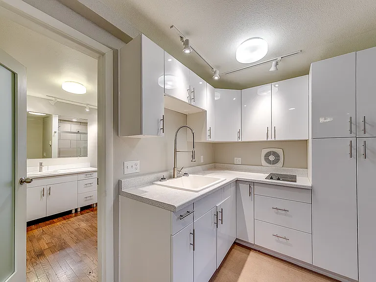 1140 Wing Point Way NE #B — Photo 9