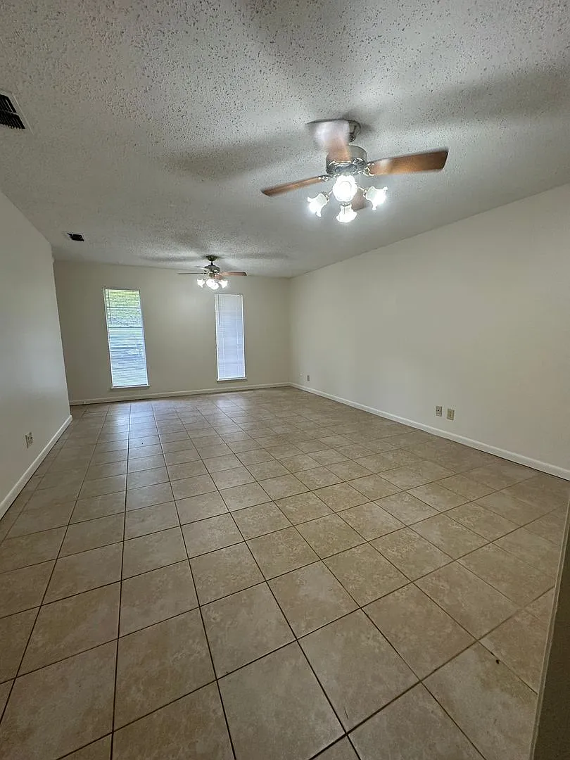 1008 Cheryl Street — Photo 3