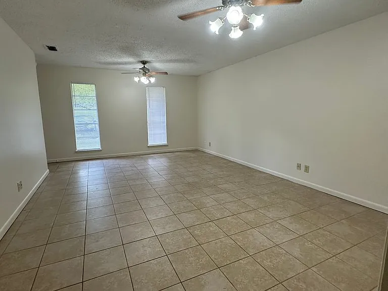 1008 Cheryl St — Photo 3
