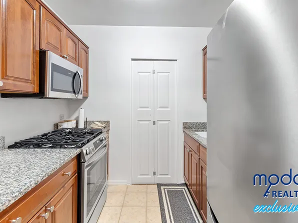 629 Kappock Street image 8 of 26