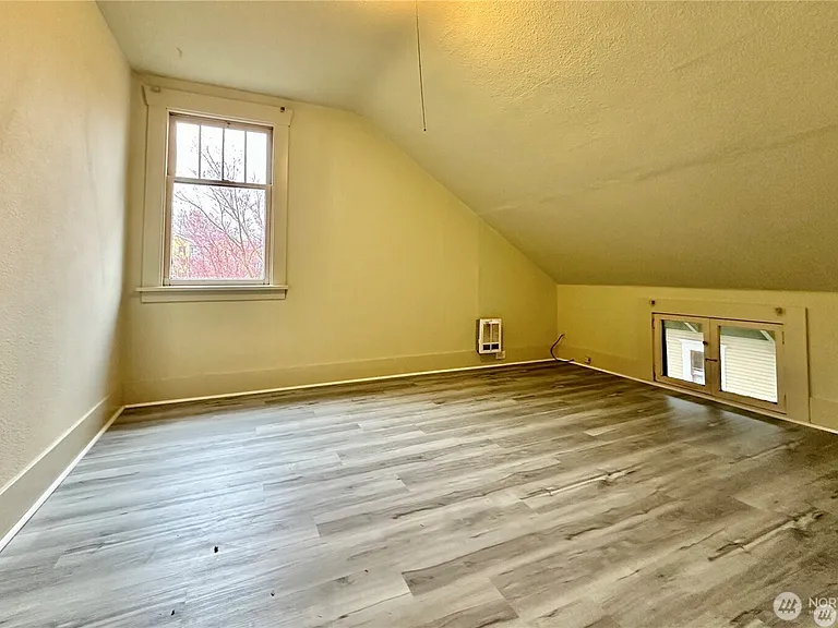 114 Wells Ave S — Photo 7