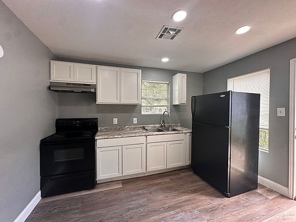 3rd image of 2209 Tulip St