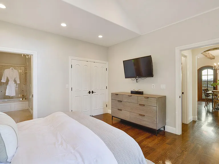 1201 University Dr — Photo 67