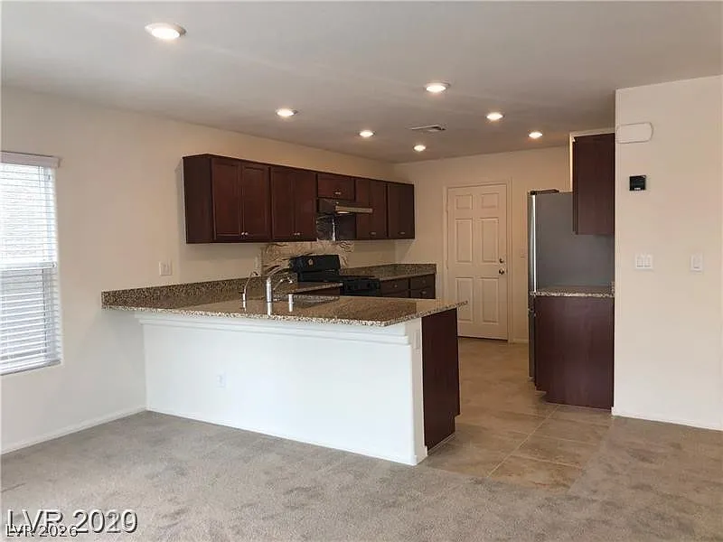 3 bed, 2.5 bath, 1656 sqft, $2,080 — Photo 2