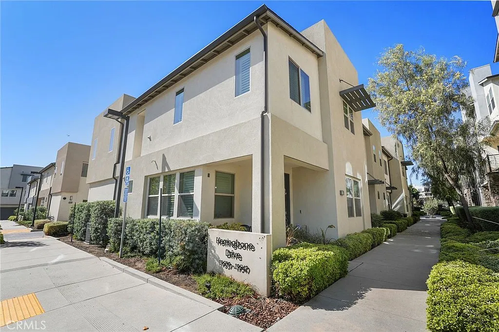 3 bed, 2.5 bath, 1645 sqft, $4,450 — Photo 1