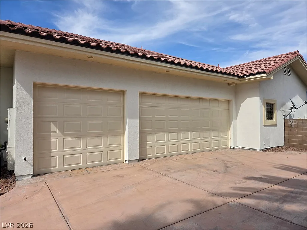 4 bed, 4.5 bath, 4533 sqft, $4,950 — Photo 4