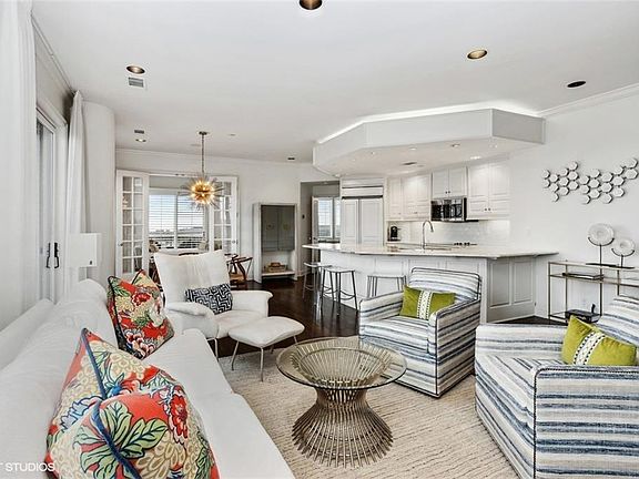 4th image of 411 W 46th Ter APT 1002