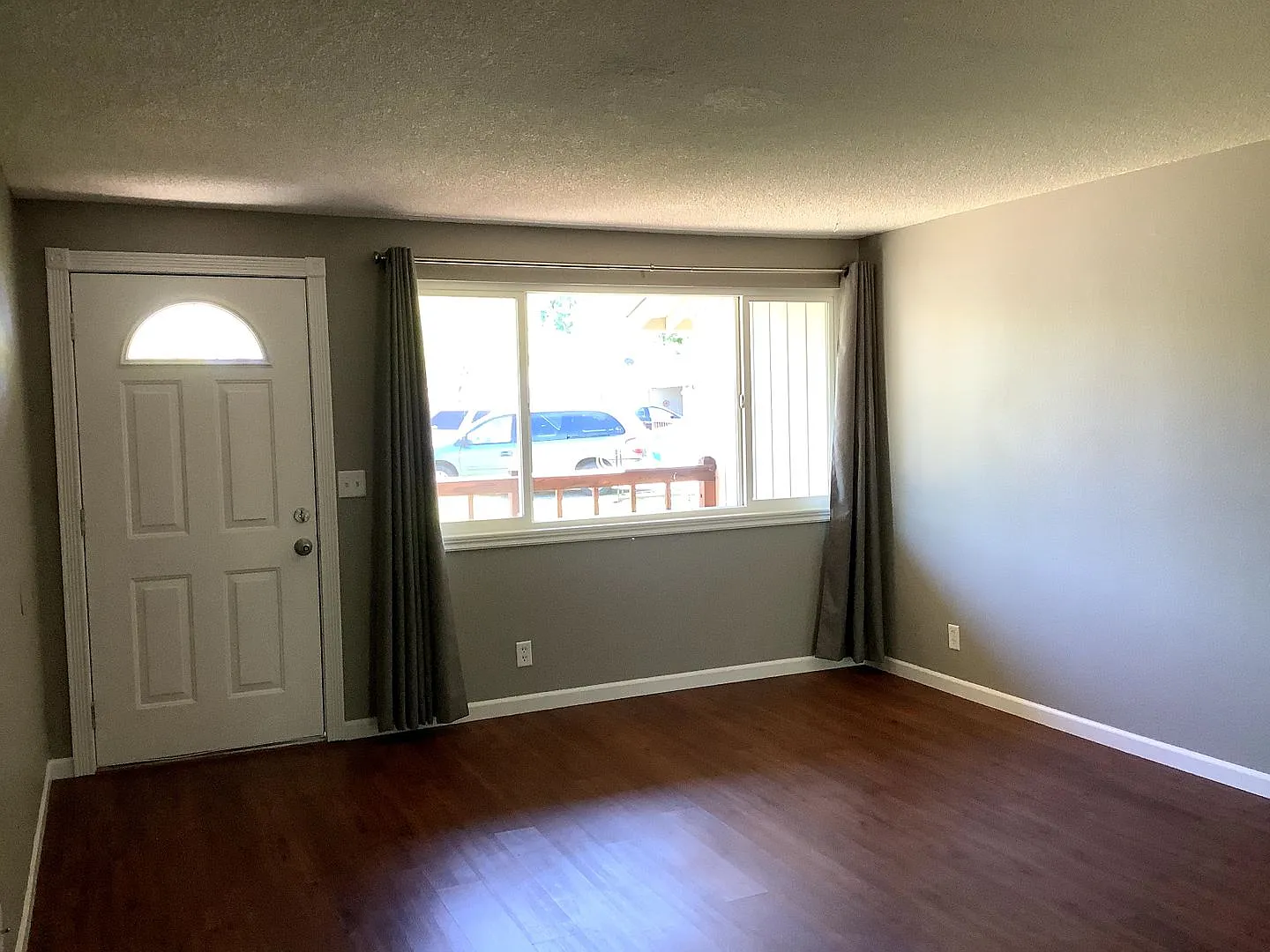Freshly Updated 2-Bedroom 1-Bathrrom duplex — Photo 3