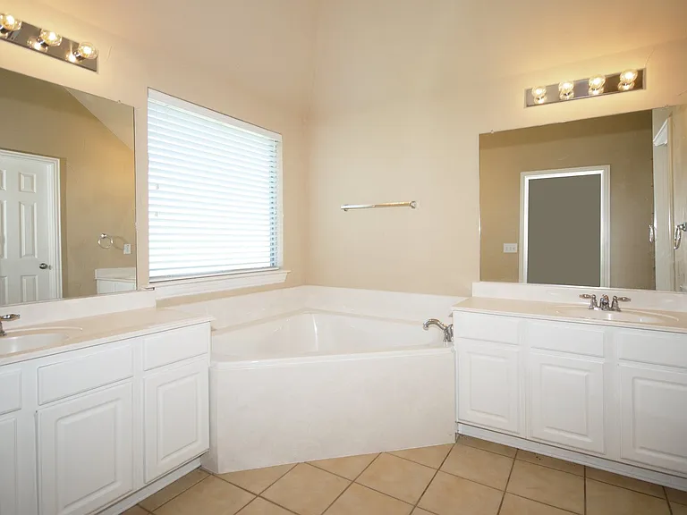 907 Mustang Ridge Dr — Photo 16