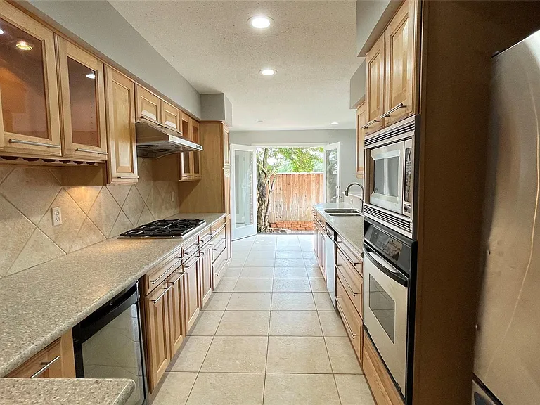 403 N Post Oak Ln #403 — Photo 7