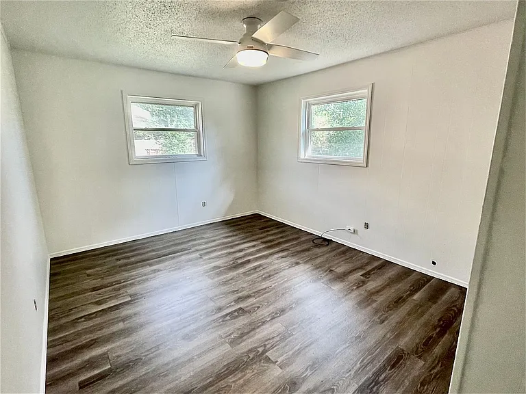 2115 W Emma Ave — Photo 7