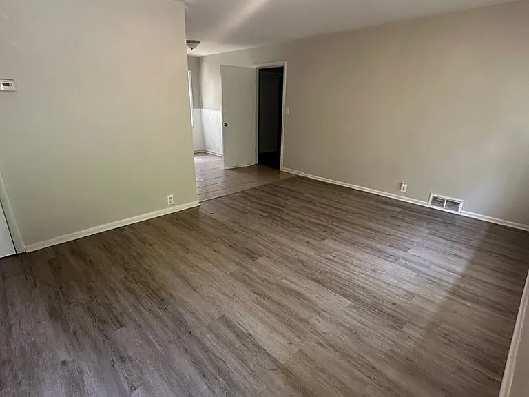 11302 Corrington Ave — Photo 2