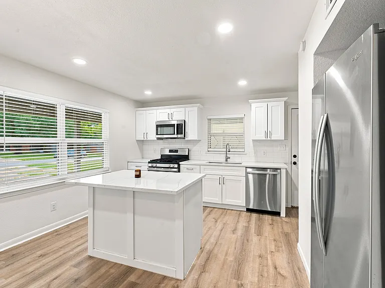 1411 W Shields Dr — Photo 7