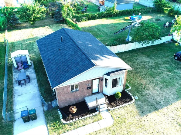 22100 Pleasant St, Saint Clair Shores, MI 48080