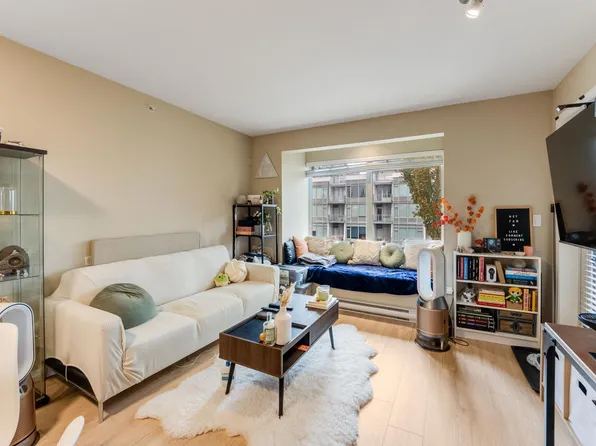 5000 Imperial St #307, Burnaby, BC V5J 1C8