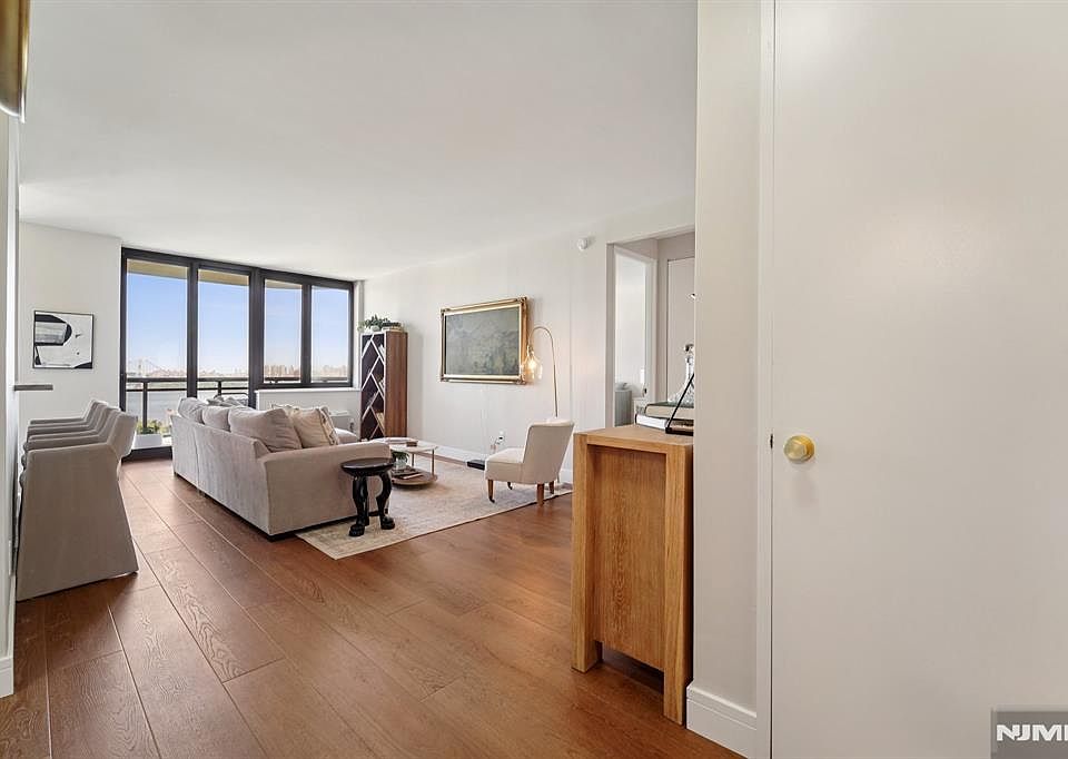 1st image of 100 Carlyle Dr APT 9L