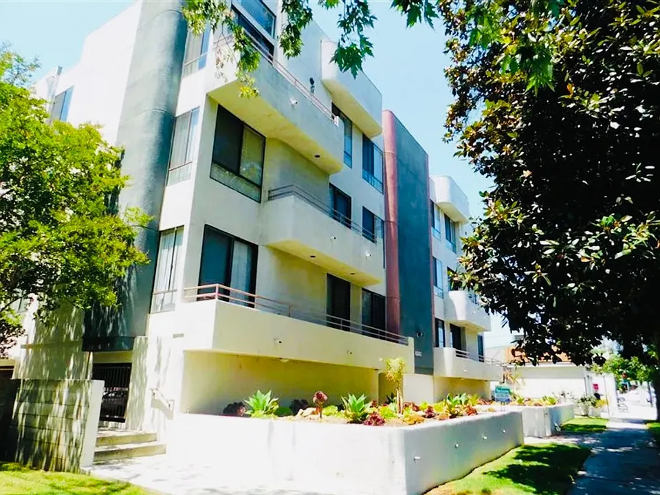 4343 Whitsett Ave