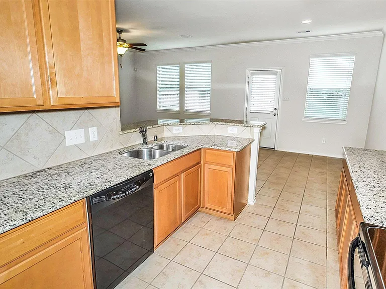 6475 Calgary Woods Ln — Photo 9