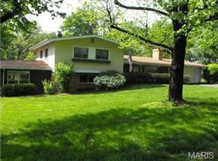 4 Chesterton Ln, Chesterfield, MO