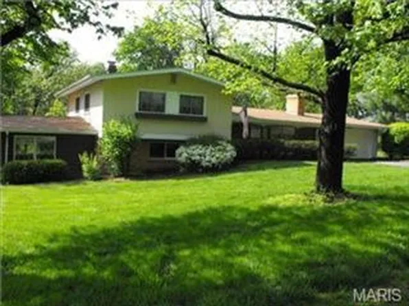 4 Chesterton Ln, Chesterfield, MO 63017