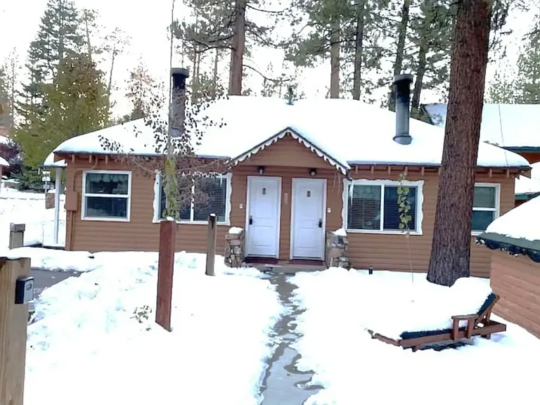 877 Tulip Ln — Photo 4