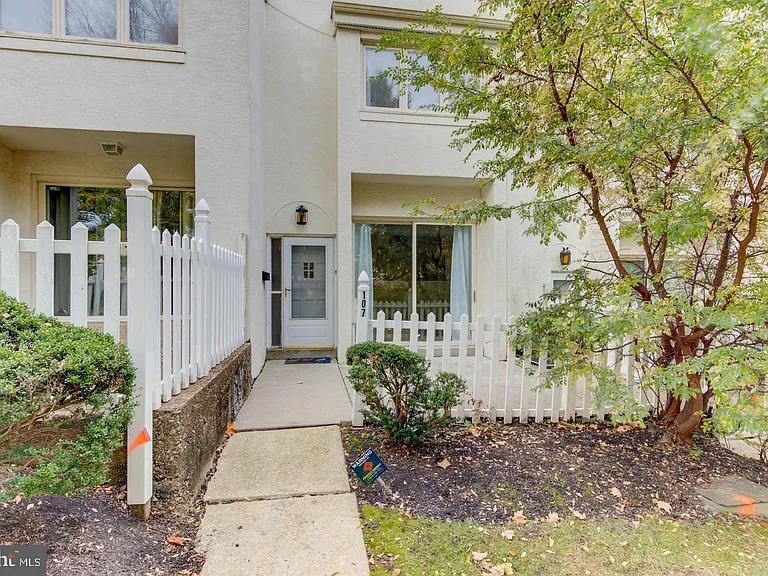 107 Montrose Ave — Photo 3