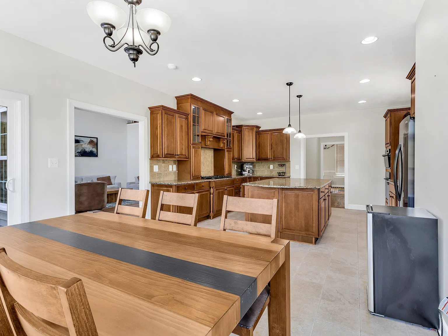 4 bed, 3129 sqft, $3,700 — Photo 3