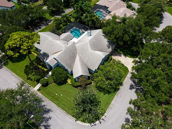 3rd image of 4760 Coconut Palm Cir NE