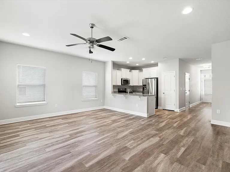 65 Crossing Laneunit F — Photo 4