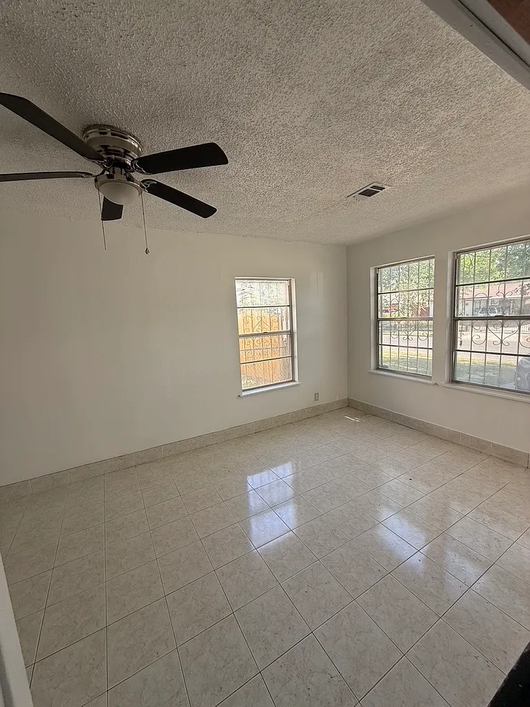 3 bed, 1.5 bath, 1536 sqft, $1,390 — Photo 2